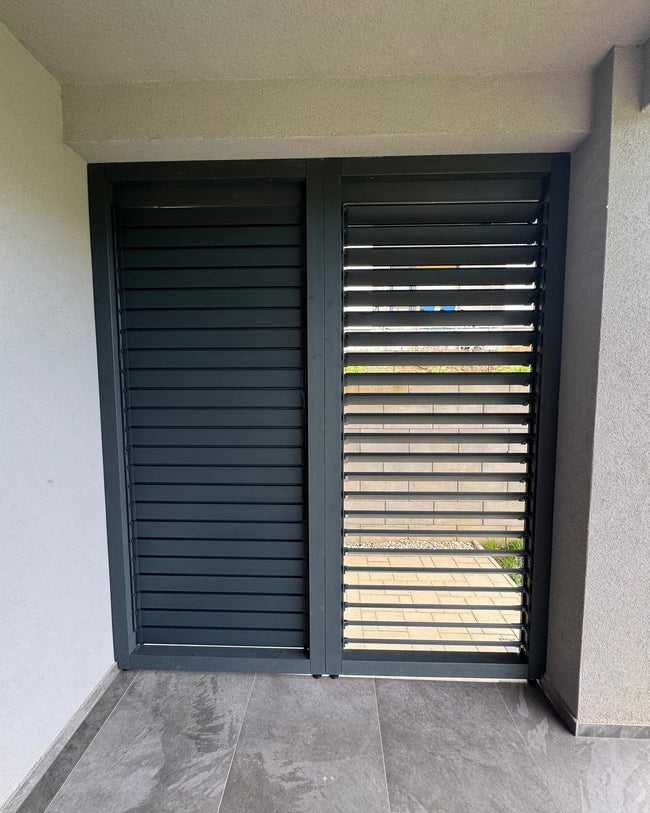 Lamelă Aluminiu Gri Antracit RAL 7016 305 cm LUMINAL – Jaluzele Orientabile Pergolă Extinsă | Cea Mai Lungă Lamelă din Aluminiu Main Image